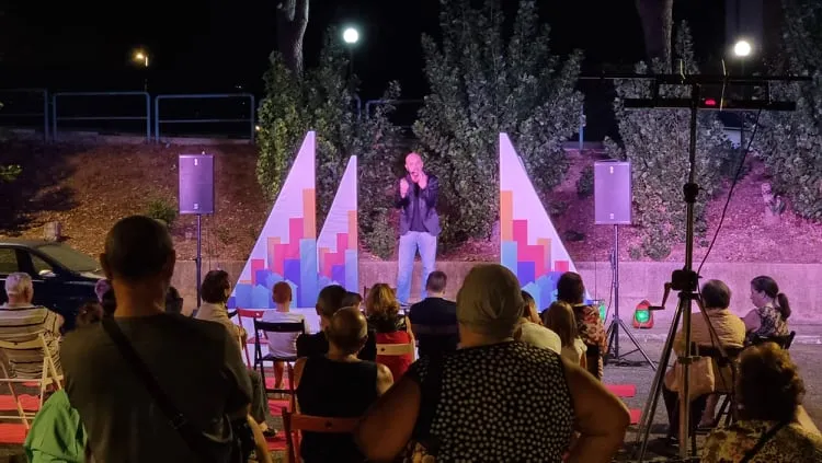 Il teatro nella case Ater: tanta gente allo spettacolo di Oscar Biglia nel parcheggio del lotto 46/47 in viale Kennedy a Latina